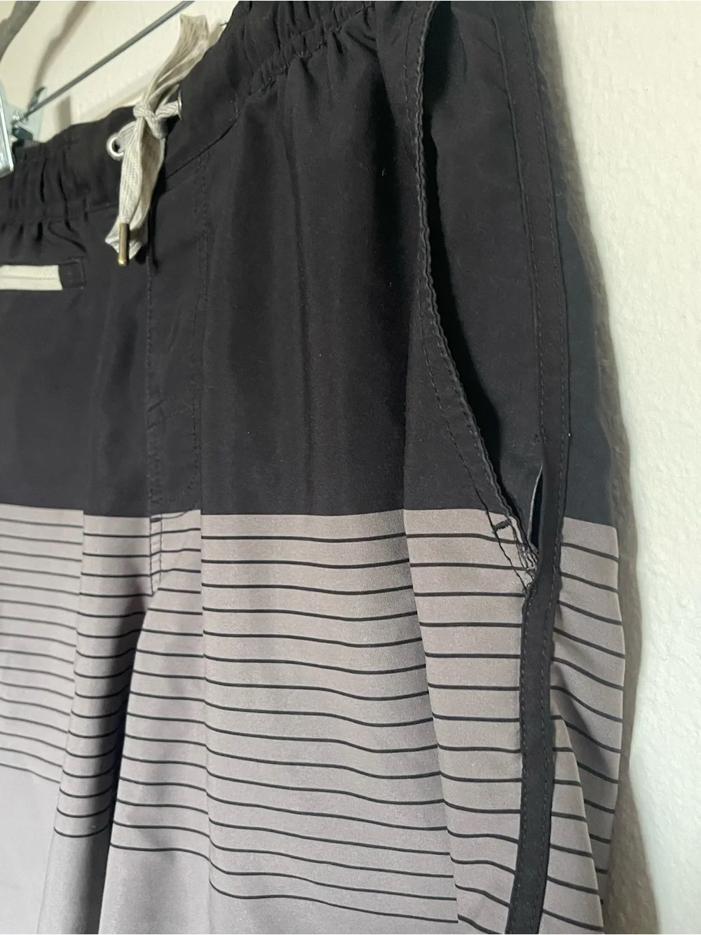 Vuori Black and Gray Striped Men’s Board Shorts Size Small